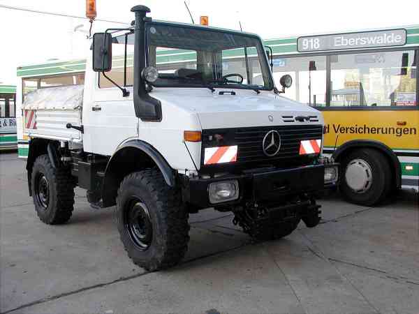 Abschleppwagen vom deutschen Typ DB UNIMOG 427/10