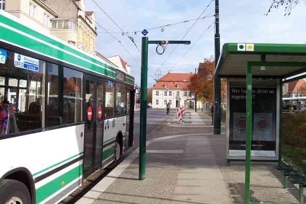 Mast für die digitale Anzeige an der Haltestelle Am Markt