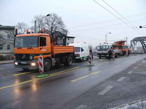 Umbau der Fahrleitung und der Änderung
der Verkehrsführung auf der Eberswalder Eisenbahnbrücke am 19.01.2002