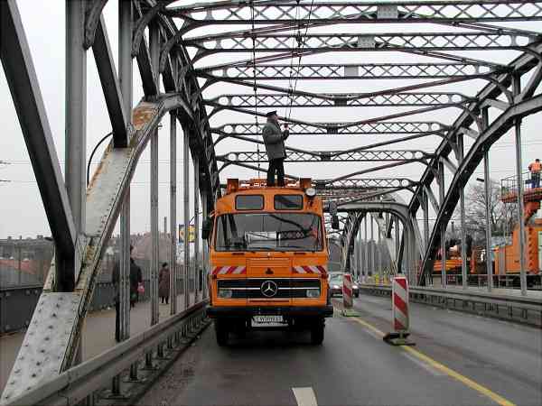 Umbau der Fahrleitung und der Änderung
der Verkehrsführung auf der Eberswalder Eisenbahnbrücke am 19.01.2002