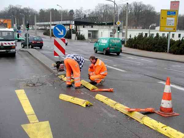 Umbau der Fahrleitung und der Änderung
der Verkehrsführung auf der Eberswalder Eisenbahnbrücke am 19.01.2002