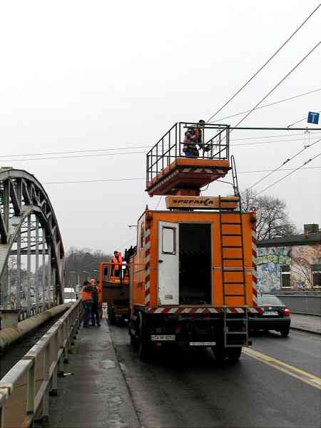 Umbau der Fahrleitung und der Änderung
der Verkehrsführung auf der Eberswalder Eisenbahnbrücke am 19.01.2002