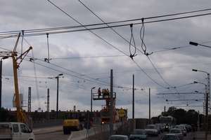 Alte und neue Fahrleitung auf der Eisenbahnbrücke