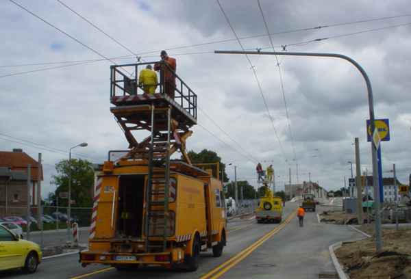 Fahrleitungsarbeiten auf der neuen Eberswalder Eisenbahnbrücke am 12.08.2005