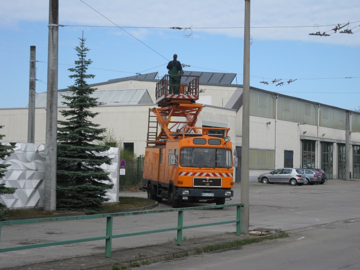 Erste Vorbereitungsarbeiten an der Fahrleitung auf dem Betriebshof Nordend