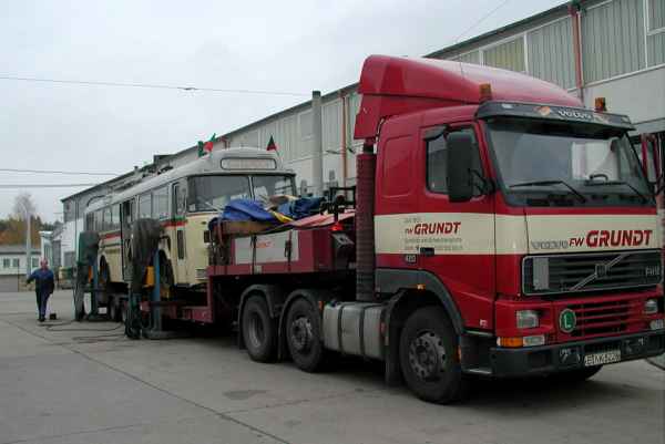 Entladung des Obus Nr.22 des deutschen Typs Henschel/Kiepe HS 160
OSL der Städtischen Verkehrsbetriebe Esslingen am Neckar (SVE) vom LKW-Tieflader auf dem Betriebshof
Eberswalde/Nordend