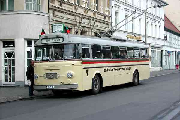 Obus Nr.22 des deutschen Typs Henschel/Kiepe HS 160 OSL der
Städtischen Verkehrsbetriebe Esslingen am Neckar (SVE) an der Haltestelle Markt