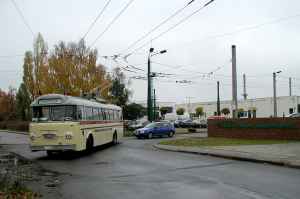 Obus Nr. 22 vom deutschen Typ
Henschel/Kiepe HS 160 OSL der Städtischen Verkehrsbetriebe Esslingen am Neckar (SVE) bei der Ausfahrt aus dem
Betriebshof Eberswalde/Nordend