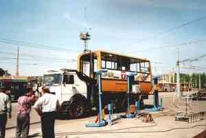 Verladung des Gelenkobusses Nr. 001 des ungarischen
Typs Ikarus 280.93 auf einen rumänischen LKW-Tieflader