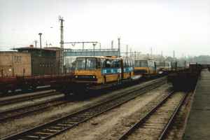 Auf Eisenbahntiefladewaggons verladene
Gelenkobusse des ungarischen Typs Ikarus 280.93 bereit zur Abfahrt nach Timisoara/Rumänien