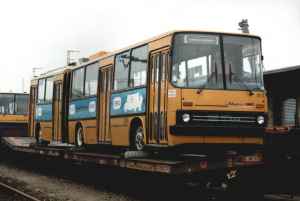 Verladene Gelenkobusse des ungarischen Typs Ikarus 280.93 auf dem
Güterbahnhof Eberswalde