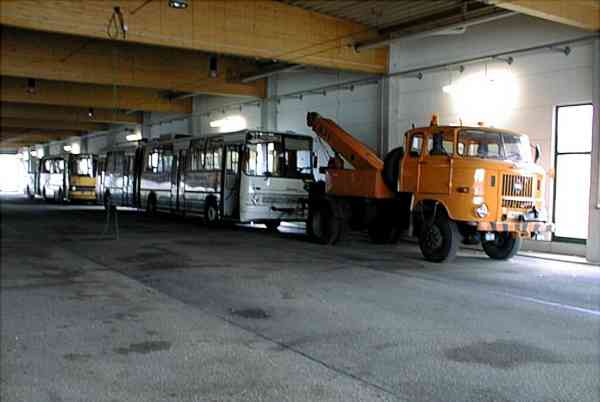 Abfahrt des ausgesonderten Gelenkobusses Nr. 022 aus der Abstellhalle
auf dem Betriebshof Eberswalde/Nordend zum Bahnhof Angermünde