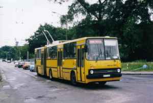 Gelenkobus vom ungarischen Typ Ikarus 280.93 der
Lieferung von Januar 1990