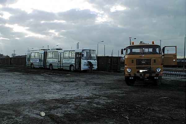 Waggonverladung des ausgesonderten Gelenkobusses Nr. 025 auf dem Bahnhof
Angermünde