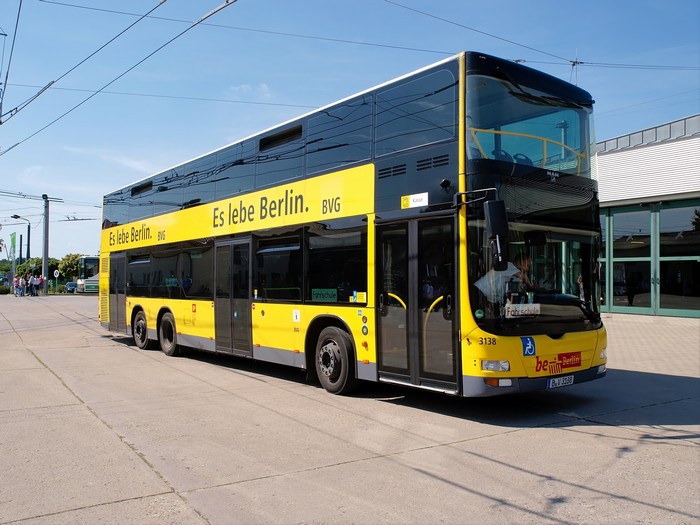 MAN Lion's City DD (DD = Doppeldecker) mit der Wagen-Nr.3138, wurde im Jahre 2006 als Fahrschulbus umgebaut,
auf dem Betriebshof Nordend