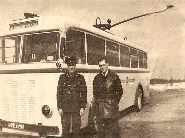 Obus Nr. 07(I) vom deutschen Typ MPE 1 an der ehemaligen Endhaltestelle Artillerie-Kaserne im Stadtteil Ostend
