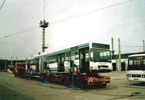 Entladung eines Obusses des österreichischen
Typs ÖAF Gräf & Stift NGE 152 M17 vom LKW-Tieflader