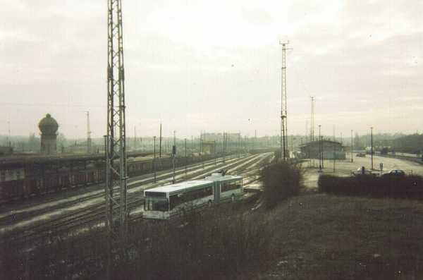 Lieferung der Gelenkobusse per Eisenbahntiefladewaggon