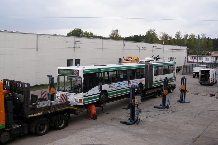 Am 05.10.2011 wurde der Gelenkobus Nr. 004 vom österreichischen Typ ÖAF Gräf & Stift NGE 152 M17 auf einen holländischen LKW-Tieflader verladen.