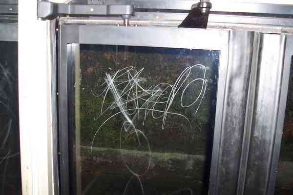 Zerkratzte Türscheibe am Gelenkobus Nr. 004