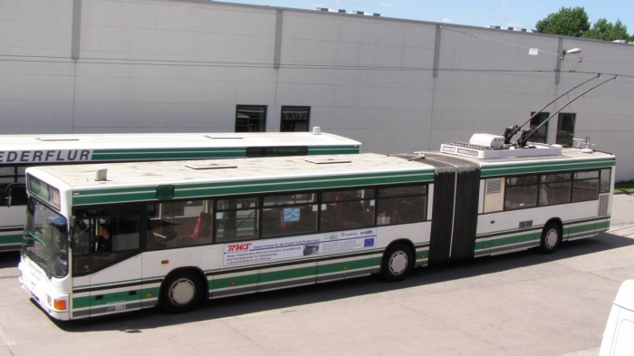 Gelenkobus 029 am Netz auf dem Betriebshof Nordend mit neuer Werbung