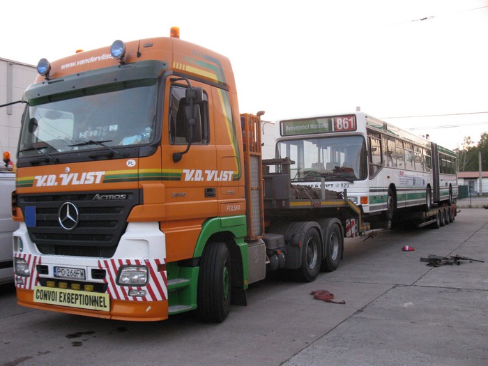 Am 26.06.2012 wurde der Gelenkobus Nr. 029 vom österreichischen Typ ÖAF Gräf & Stift NGE 152 M17 auf einen holländischen LKW-Tieflader verladen.