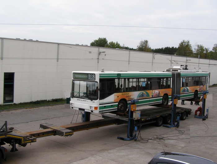 Am 05.10.2011 wurde der Gelenkobus Nr. 030 vom österreichischen Typ ÖAF Gräf & Stift NGE 152 M17 auf einen holländischen LKW-Tieflader verladen.