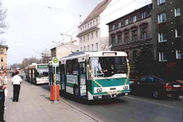 Obus Nr. Potsdam 976 vom tschechischen Typ Skoda 14 Tr des DVN und Gelenkobus Nr. 031 vom österreichischen Typ ÖAF Gräf & Stift NGE 152 M17 während einer Sonderfahrt vor der Hauptpost