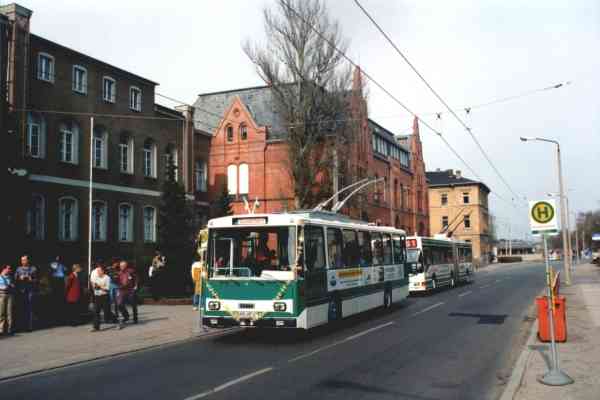 Obus Nr. Potsdam 976 vom tschechischen Typ Skoda 14 Tr des DVN und Gelenkobus Nr. 031 vom österreichischen Typ ÖAF Gräf & Stift NGE 152 M17 während einer Sonderfahrt vor der Hauptpost