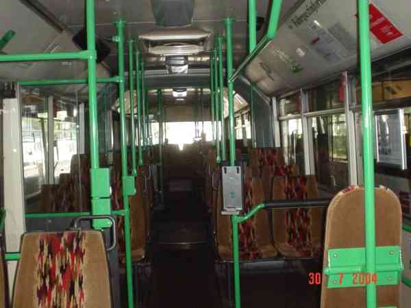 Gelenkobus Nr. 031 mit grünen Haltestangen