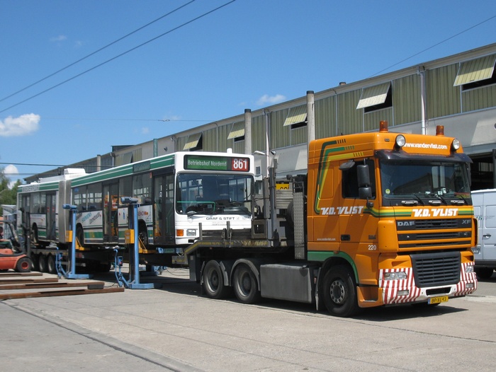 Am 06.07.2011 wurde der Gelenkobus Nr. 031 vom österreichischen Typ ÖAF Gräf & Stift NGE 152 M17 auf einen holländischen LKW-Tieflader verladen.