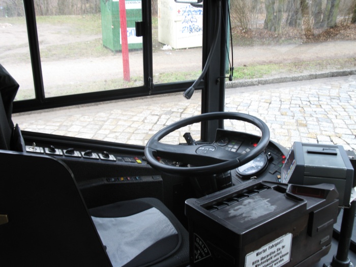 Gelenkobus Nr. 032 vom österreichischen Typ ÖAF Gräf & Stift NGE 152 M17 - Fahrerplatz