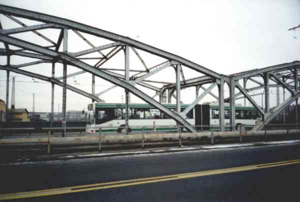 Gelenkobus Nr. 034 vom
österreichischen Typ ÖAF Gräf & Stift NGE 152 M17 auf der alten Eberswalder Eisenbahnbrücke