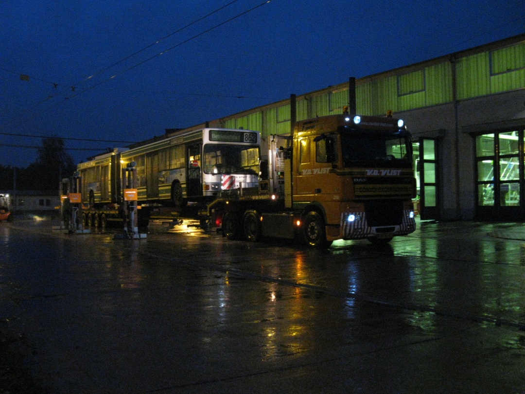 Bei widrigen Witterungsbedingungen und einsetzender Dunkelheit erfolgte dann die Verladung des Gelenkobusses 034.