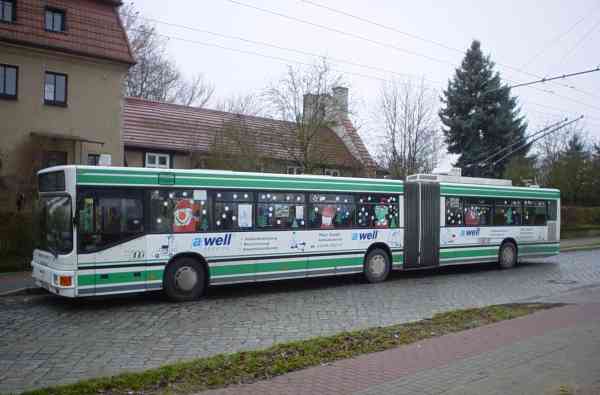 Gelenkobus Nr. 034 mit einer Weihnachtsdekoration der Klasse 5b der Grundschule Finow