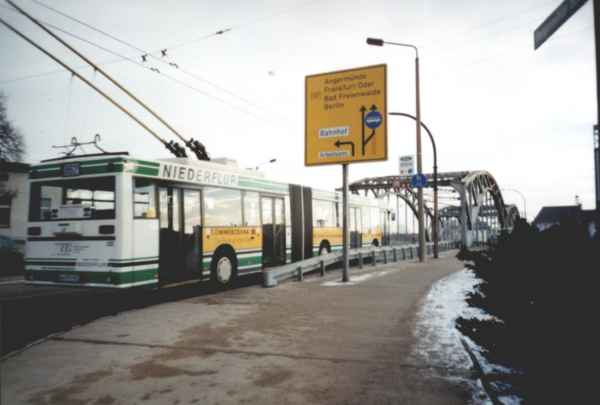 Gelenkobus Nr. 035 vom
österreichischen Typ ÖAF Gräf & Stift NGE 152 M17 bei der Auffahrt auf die alte Eberswalder Eisenbahnbrücke