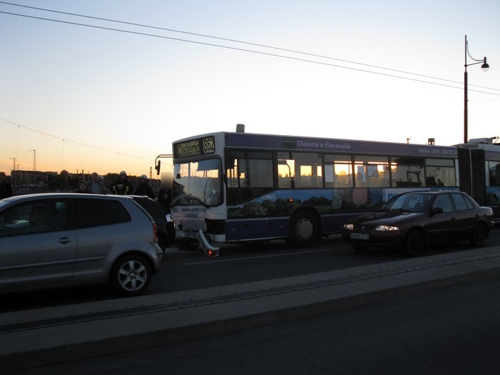 Verkehrsunfall in der rechten Fahrspur mit Beteiligung des Gelenkobusses 035 am 26.10.2010