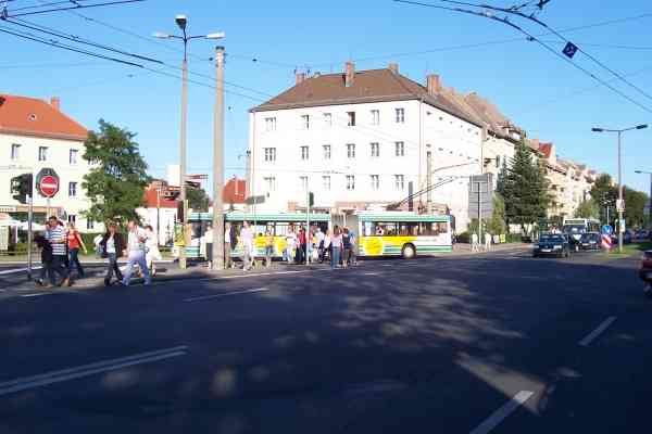 Gelenkobus 035 nach Ausstieg der Fahrgäste beim Wenden an der Boldtstraße