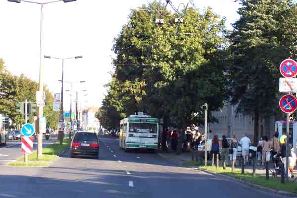 Gelenkobus 035 bei der Fahrgastaufnahme an der Boldtstraße in Richtung Bahnhof