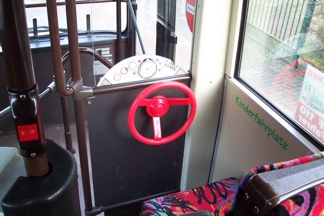 Fahrerplatz für Kinder im Gelenkobus 035