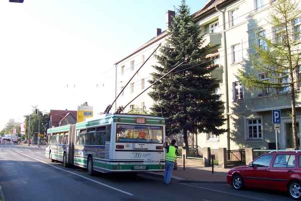 Ein Auszubildender der BBG mbH legt die Stromabnehmer des Gelenkobusses 036 vom österreichischen Typ ÖAF
Gräf & Stift NGE 152 M17 auf die Wendeschleife der Fahrleitung um.