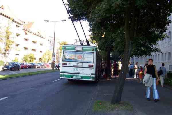 Gelenkobus 036 bei der Fahrgastaufnahme an der Boldtstraße in Richtung Bahnhof
