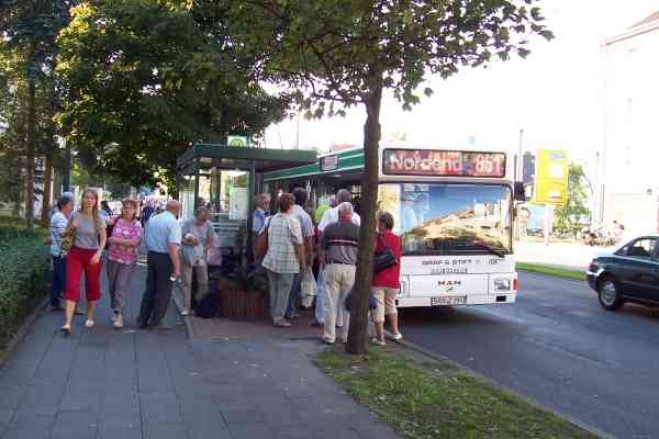 Gelenkobus 036 bei der Fahrgastaufnahme an der Boldtstraße in Richtung Bahnhof