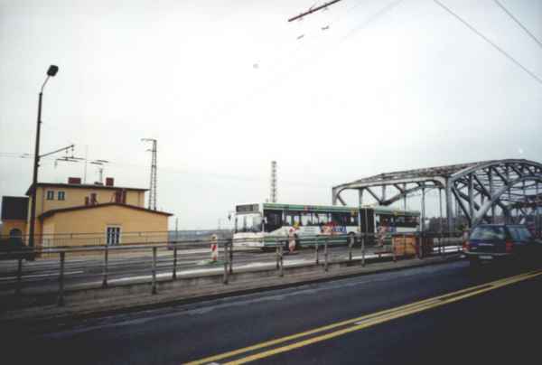 Gelenkobus Nr. 037 vom
österreichischen Typ ÖAF Gräf & Stift NGE 152 M17 beim Verlassen der alten Eberswalder Eisenbahnbrücke