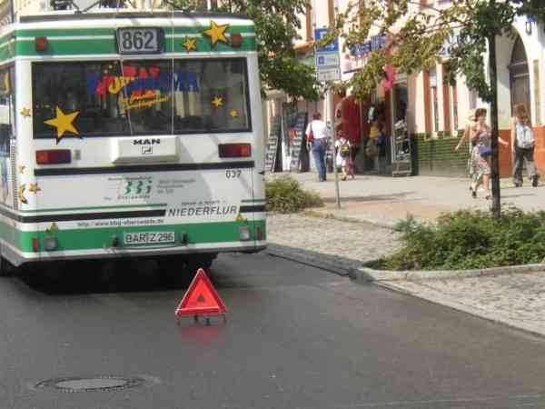 Gelenkobus 037 nach Blitzschlag defekt in der Eisenbahnstraße am 23.07.2003