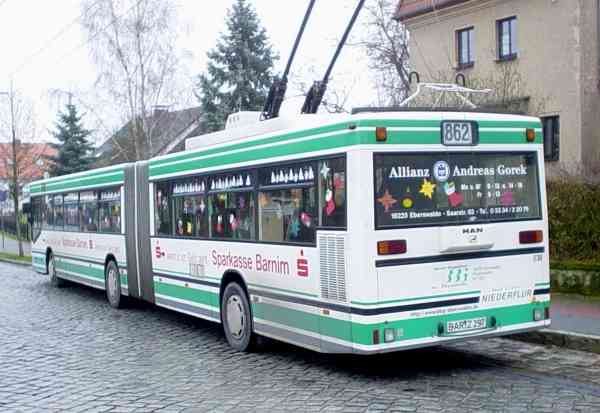 Gelenkobus Nr. 038 mit einer Weihnachtsdekoration der Grundschule Mitte Eberswalde