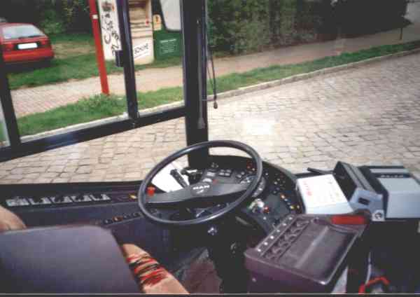 Fahrersitz des Gelenkobusses vom österreichischen Typ ÖAF Gräf & Stift
NGE 152 M17