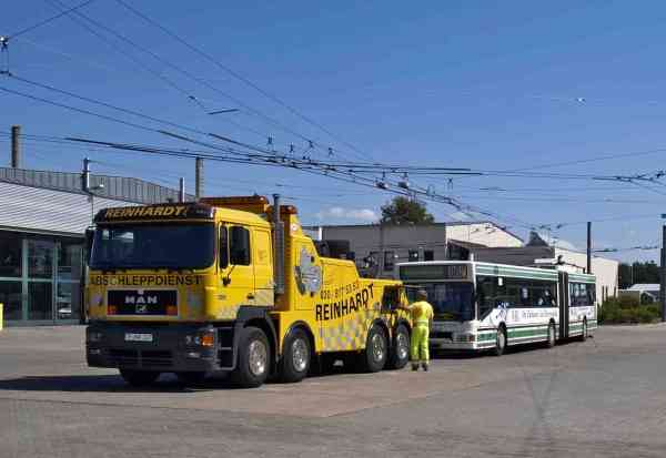 Abschleppwagen mit Gelenkobus Nr. 040 auf dem Betriebshof Eberswalde/Nordend