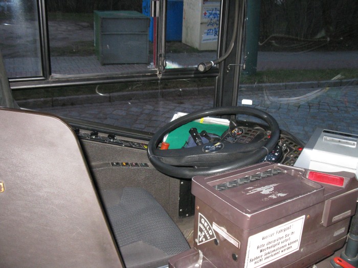 Gelenkobus Nr. 017 vom österreichischen Typ ÖAF Gräf & Stift NGE 152 M18 - Fahrerplatz