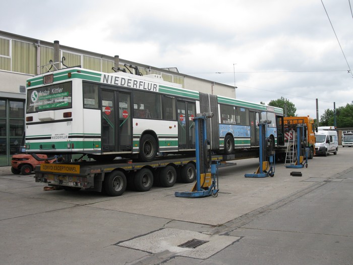 Am 26.06.2012 wurde der Gelenkobus Nr. 017 vom österreichischen Typ ÖAF Gräf & Stift NGE 152 M18 auf einen holländischen LKW-Tieflader verladen.